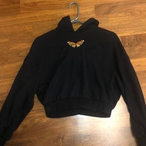 Cropped sweat shirt with butterfly embroidery